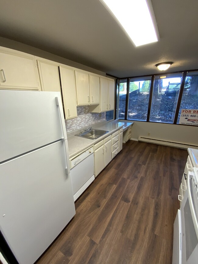 Building Photo - N Tacoma Town home 2bdr 1.5 bath 2 car car...