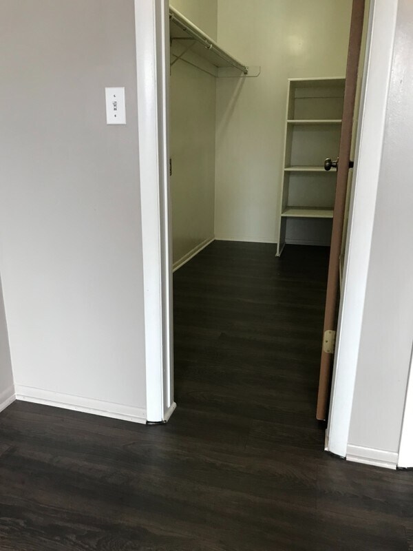 Foto del edificio - 3828 Camelot Village Ct