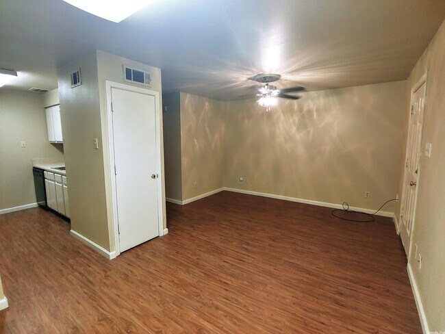 Foto del edificio - 201 S Park St