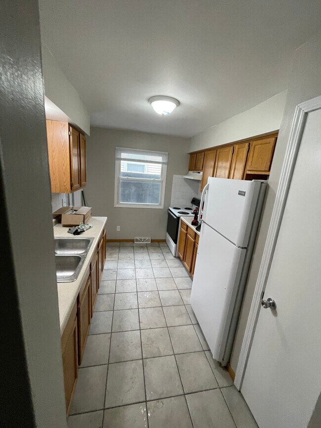 Kitchen - 730 S River Rd