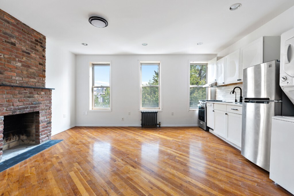 LARGE 2 BEDROOM WASHER DRYER EXPOSED BRICK Townhome Rentals in