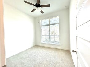 Building Photo - 211 Sierra Strm Ln