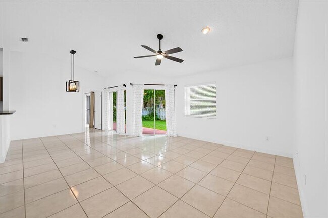 Foto del edificio - 9953 NW 9th Ct