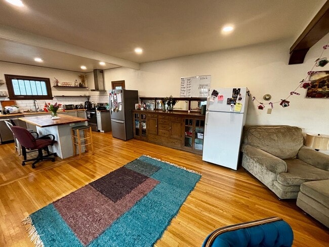 Building Photo - 202 E 7th St