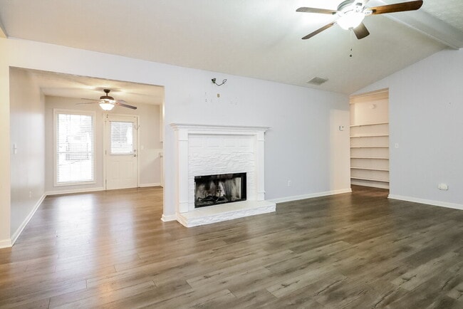 Foto del edificio - 335 Cattlemans Cir