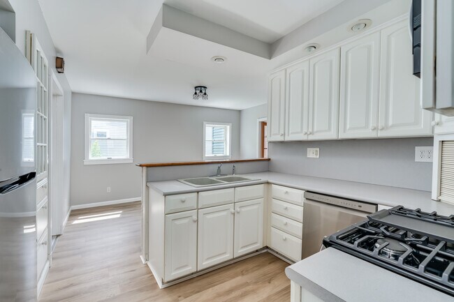 Kitchen - 220 N Washington St