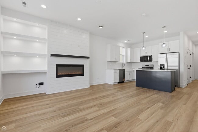 Building Photo - 4841 S Prairie Ave