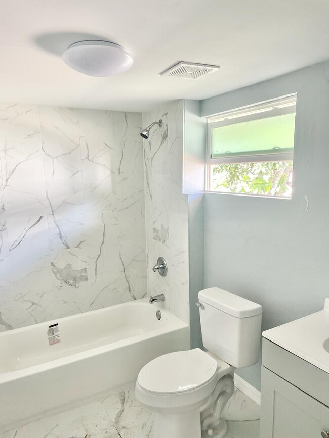 Building Photo - 104 W Stuart Ave