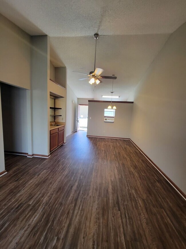 Foto del edificio - $1195 - 2/2 - Jefferson Square has receive...