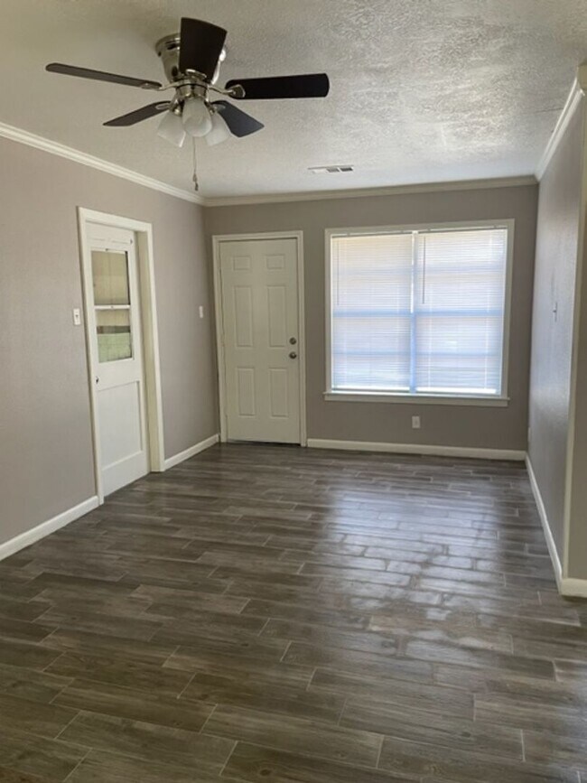 Building Photo - April Move In