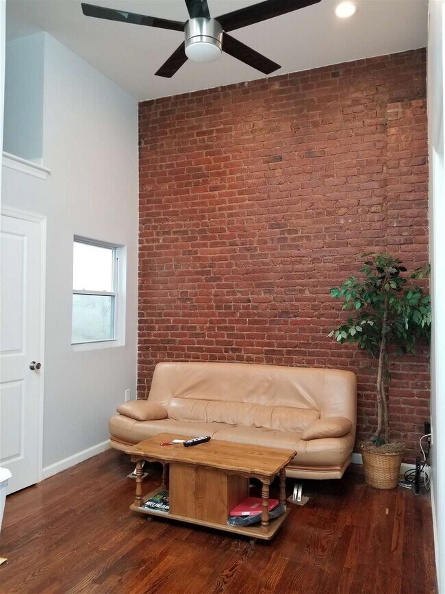 Building Photo - 216 Hudson St