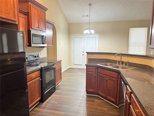 Foto del edificio - 5736 Lakeside Dr