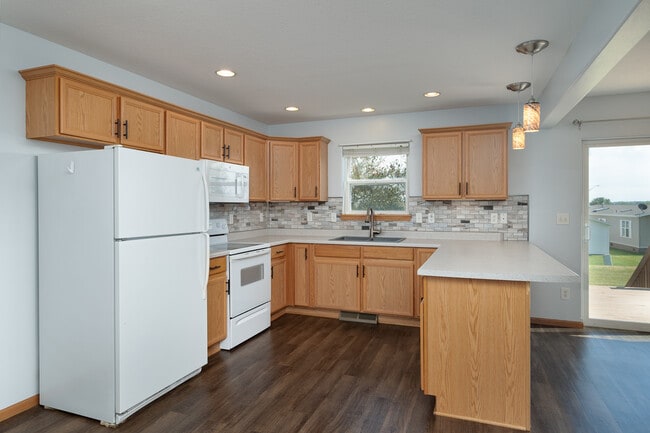Kitchen - 5147 Kacena Ave
