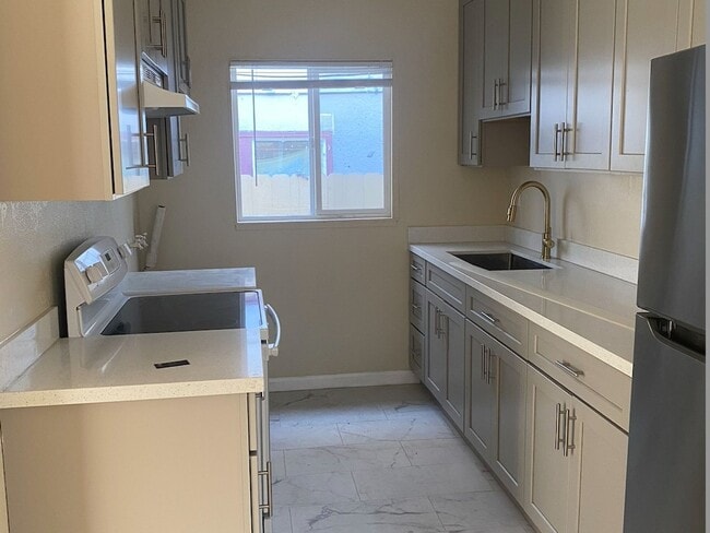 Building Photo - 1 bedroom, 1 bathroom unit available in a ...
