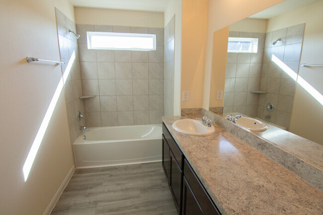 Foto del edificio - 3927 Silver Ranch Rd
