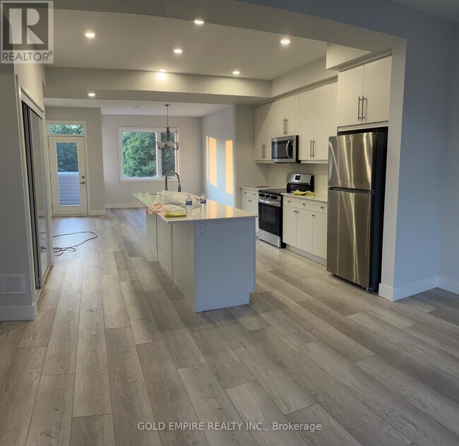 Building Photo - 990 Deveron Crescent