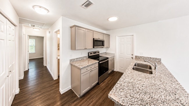 Building Photo - Charming 3 Bedroom, 2 Bathroom Home for Rent in Summerfield, FL
