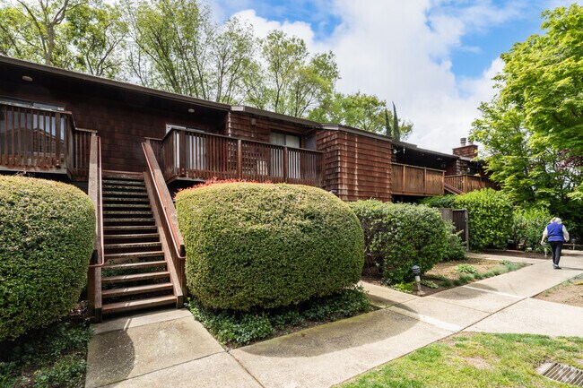 entrance - 1455 Latour Ln