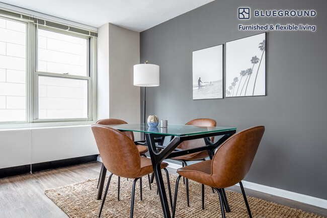 Foto del edificio - 860 N Dewitt Pl