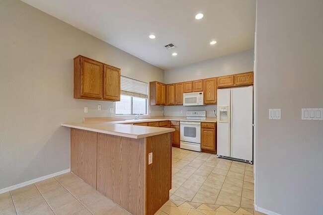Building Photo - 44811 Paraiso Ln