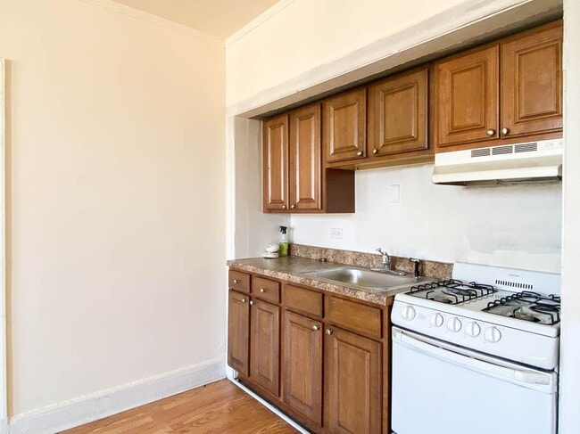 Building Photo - 3335 W Diversey Ave