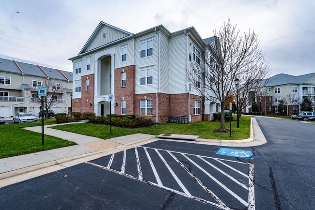 Spacious 3 Bed 2 Bath Condo With Balcony In Sought After Summerfield at Brambleton - Spacious 3 Bed 2 Bath Condo With Balcony In Sought After Summerfield at Brambleton