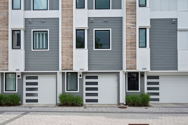 Building Photo - 3 bedroom modern townhome