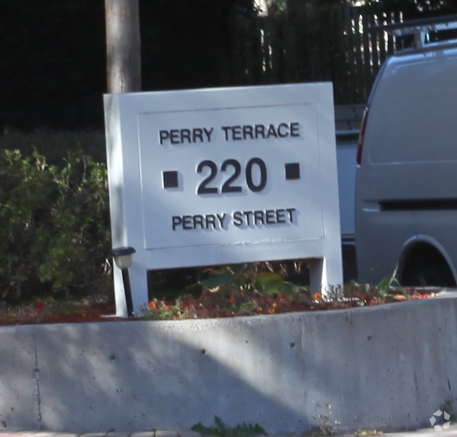 Building Photo - Perry Terrace