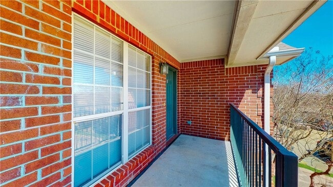 Building Photo - 1511 Hollow Hill Dr