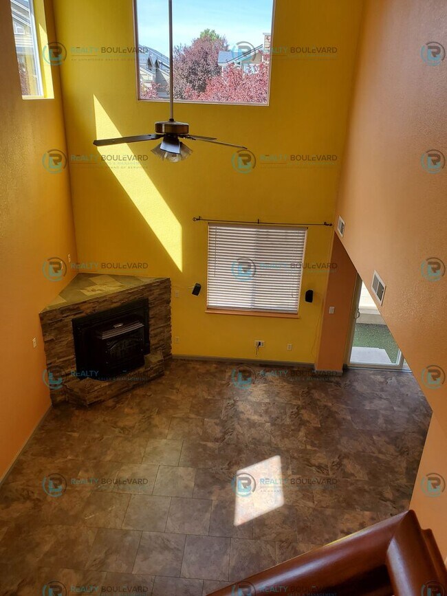 Foto del edificio - 4 Br 3 Bathroom Gorgeous and Unique Two-St...
