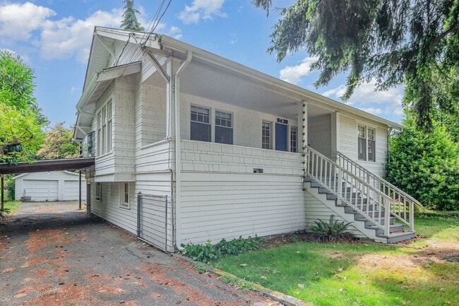 Building Photo - Charming 2 Bed, 1 Bath Home with Bonus Off...