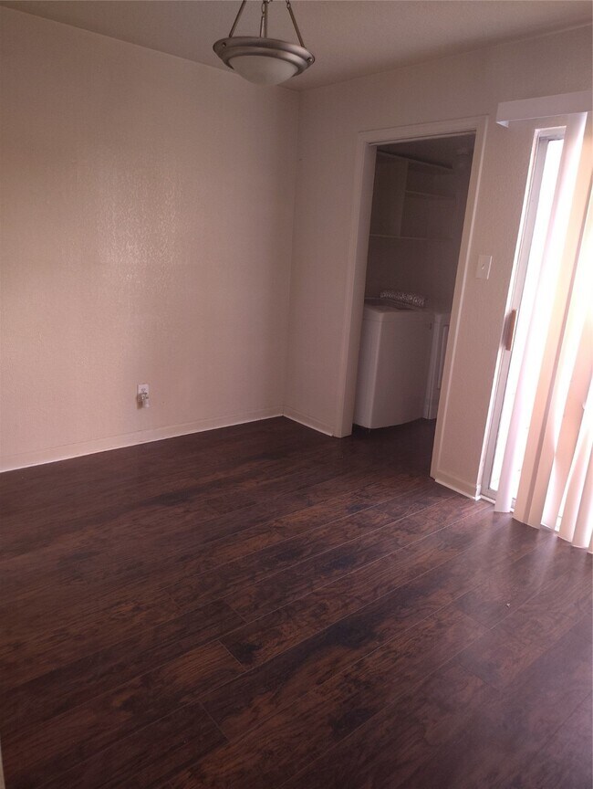 Building Photo - 8100 Creekbend Dr