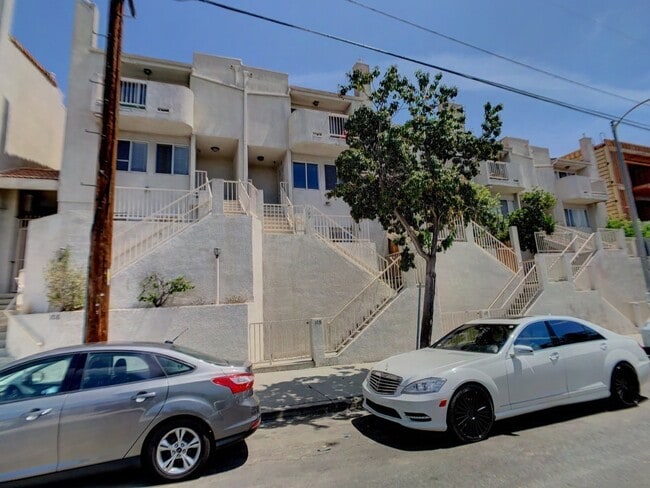 Building Photo - A Beautiful updated trilevel townhome in W Figueroa is now available for rent.