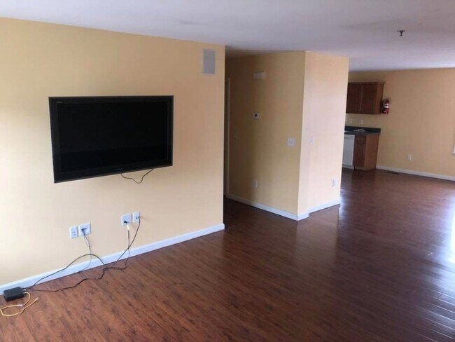 Building Photo - Huge 3 Bedroom 2 Bathroom Garden Apartment