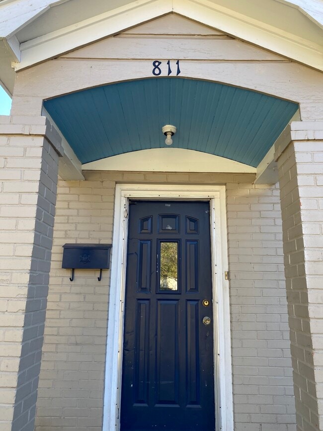 Building Photo - 811 Kickapoo St