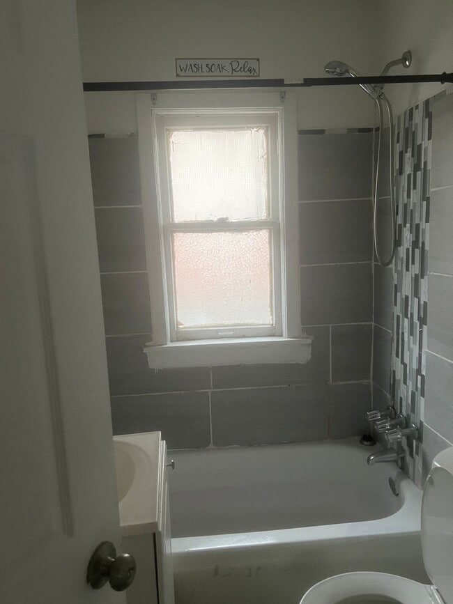 Building Photo - 2 bedroom/ 1 bathroom Detroit's Westside Home