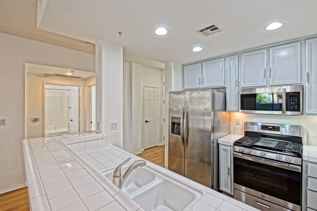 Building Photo - Bright & Airy, Recently Updated 3rd Floor Apartment in the Catalina Building Across from Central ...