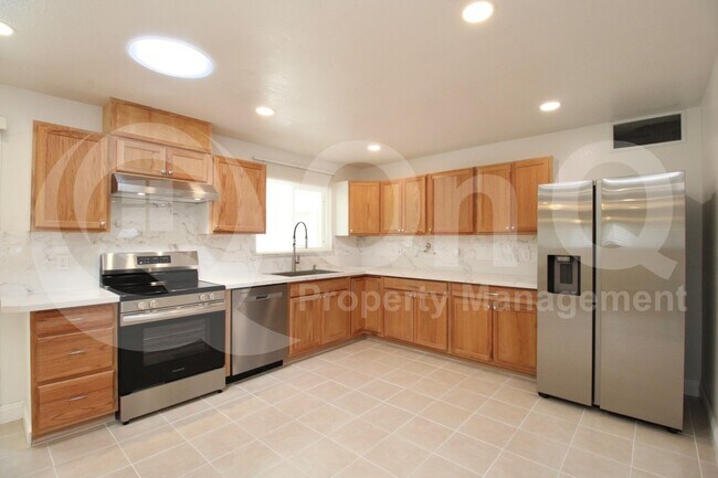 Building Photo - 935 E Wesleyan Dr