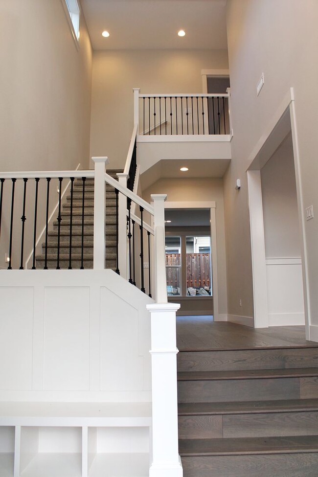Building Photo - Gorgeous 5 Bedroom Home at Creekview Ridge...