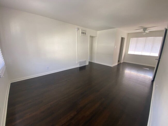 Building Photo - Modern 1BR with Balcony & Parking – Live the LA Lifestyle at 221 Union #16