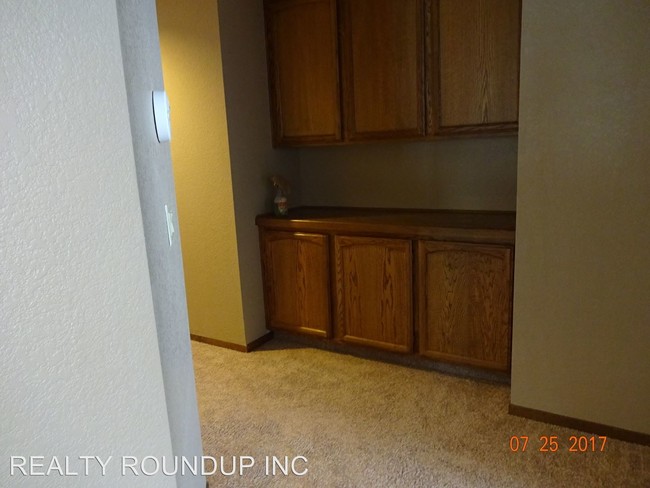 Building Photo - 9245 Laguna Springs Way