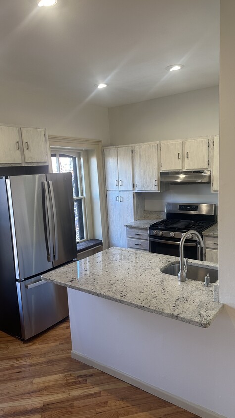 Kitchen with granite countertops - 143 Sussex St