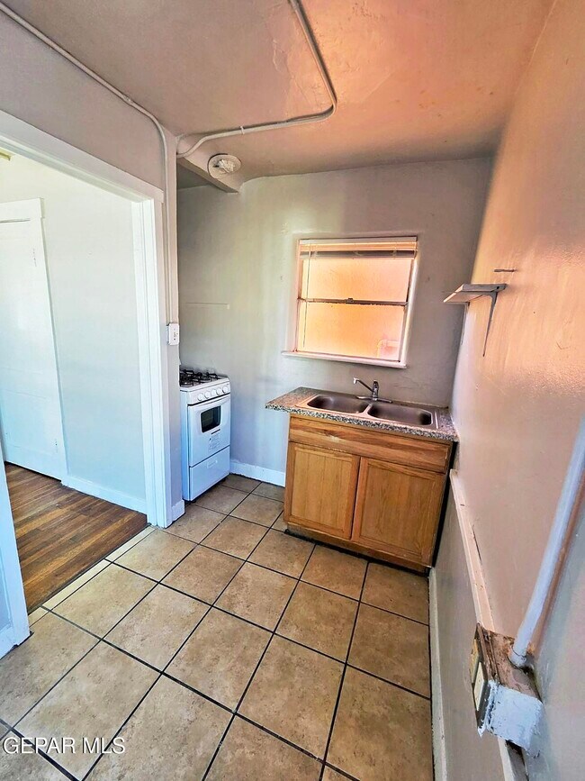 Foto del edificio - 1114 N El Paso St