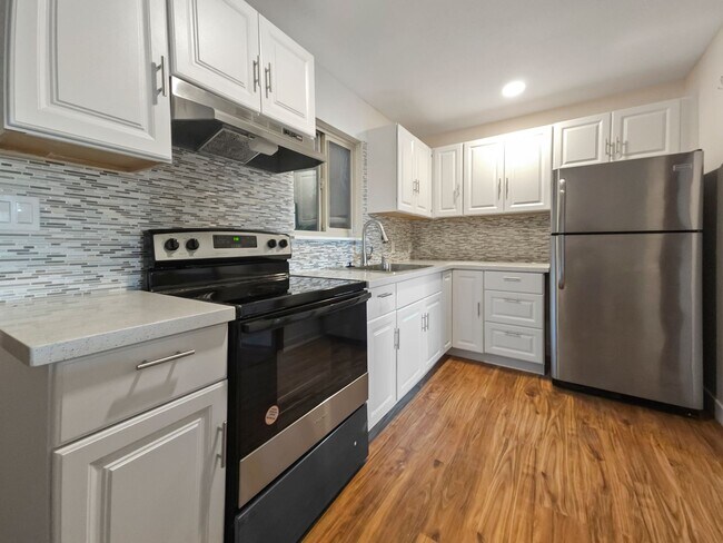 Building Photo - Charming 2BR/1BA Townhome with Covered Par...