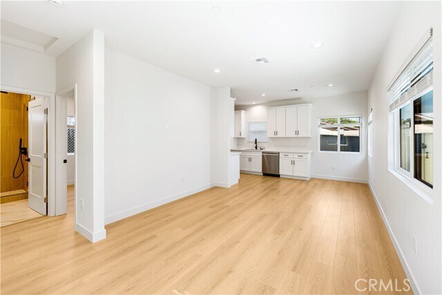 Foto del edificio - 4042 Somers Ave