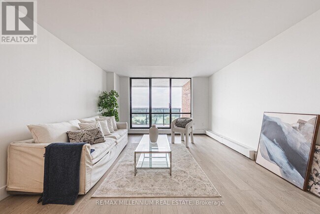 Photo du bâtiment - 2220 Marine Dr