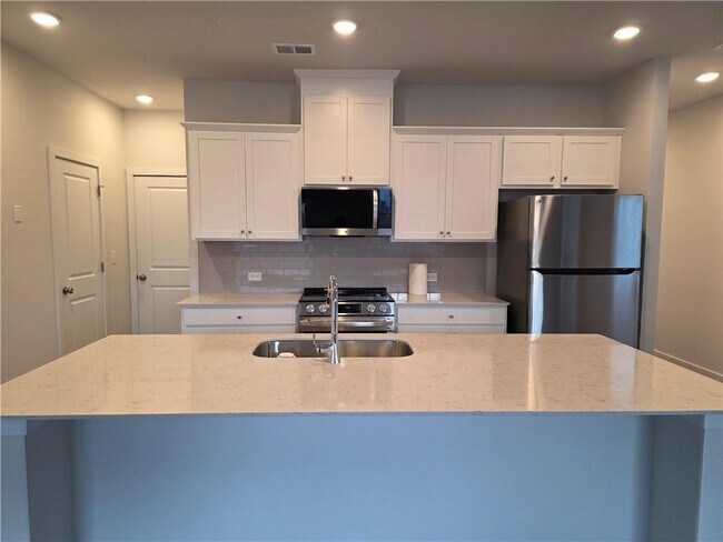 Foto del edificio - 1704 Harper Lily Ln