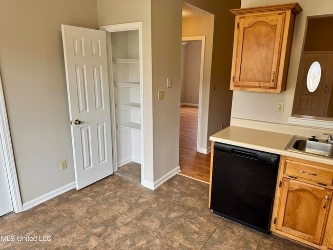 Building Photo - 8289 Clubview Dr