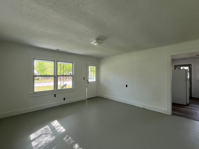 Building Photo - 206 Richlands Ave