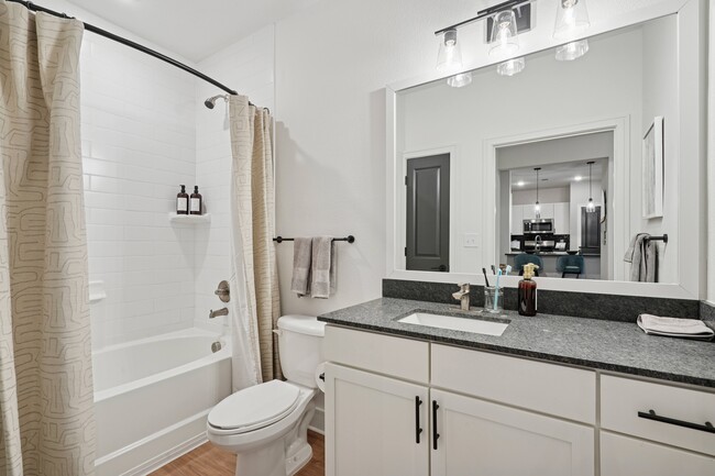 Baño con encimera de granito y bañera profunda - Linz Charlotte